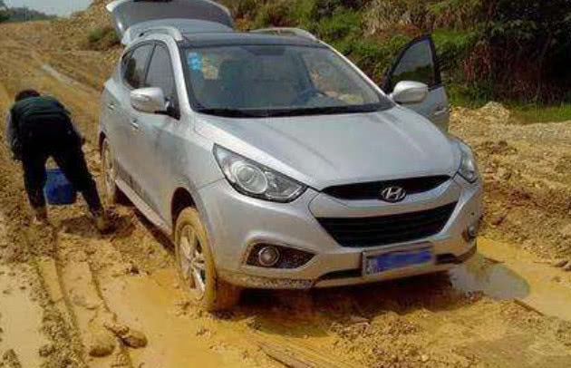 汽车陷进泥坑里面了出不来,汽车陷进泥里出不来怎么办视频