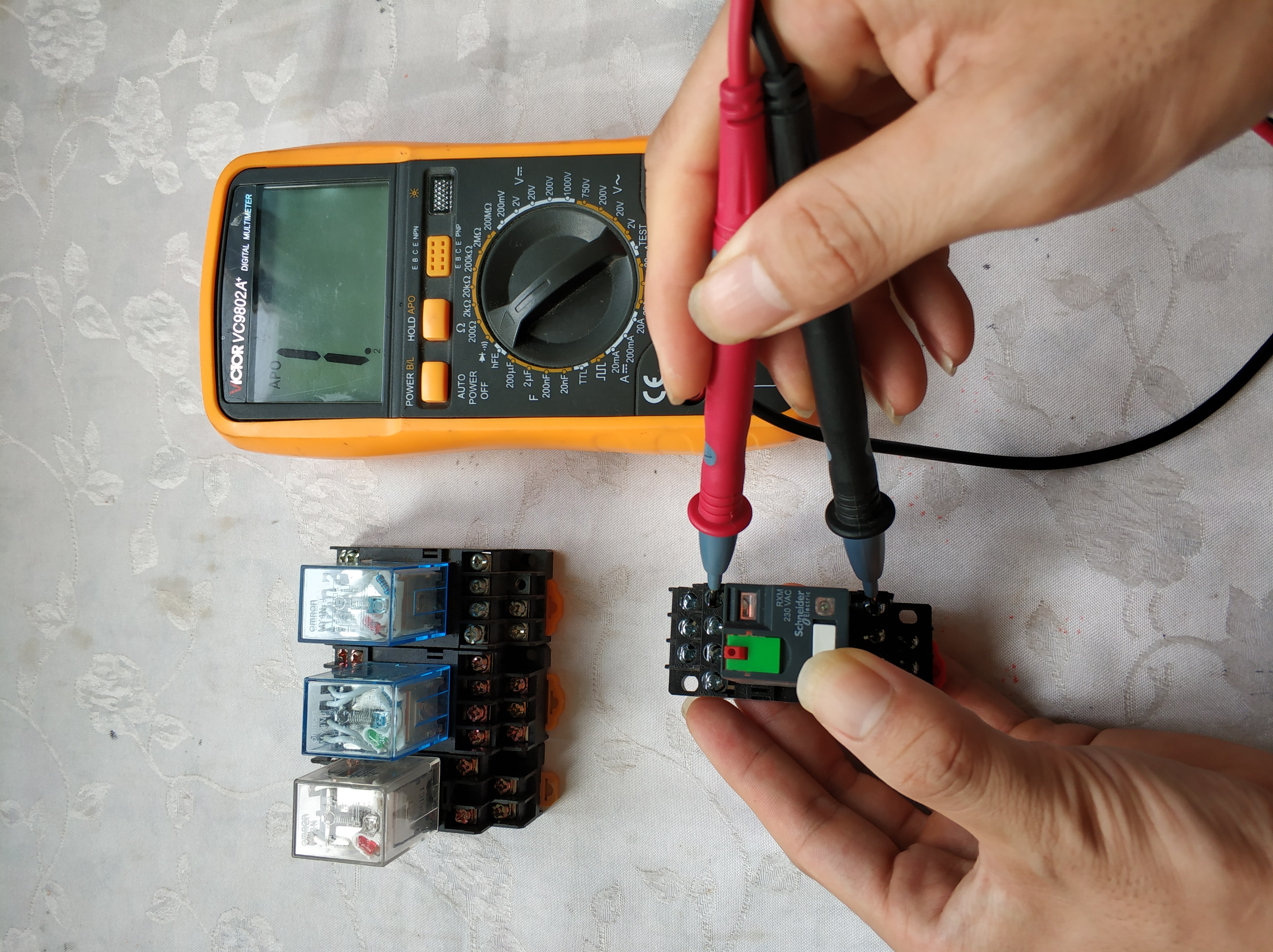 万用表怎么测量中间继电器,万用表怎么测中间继电器的好坏