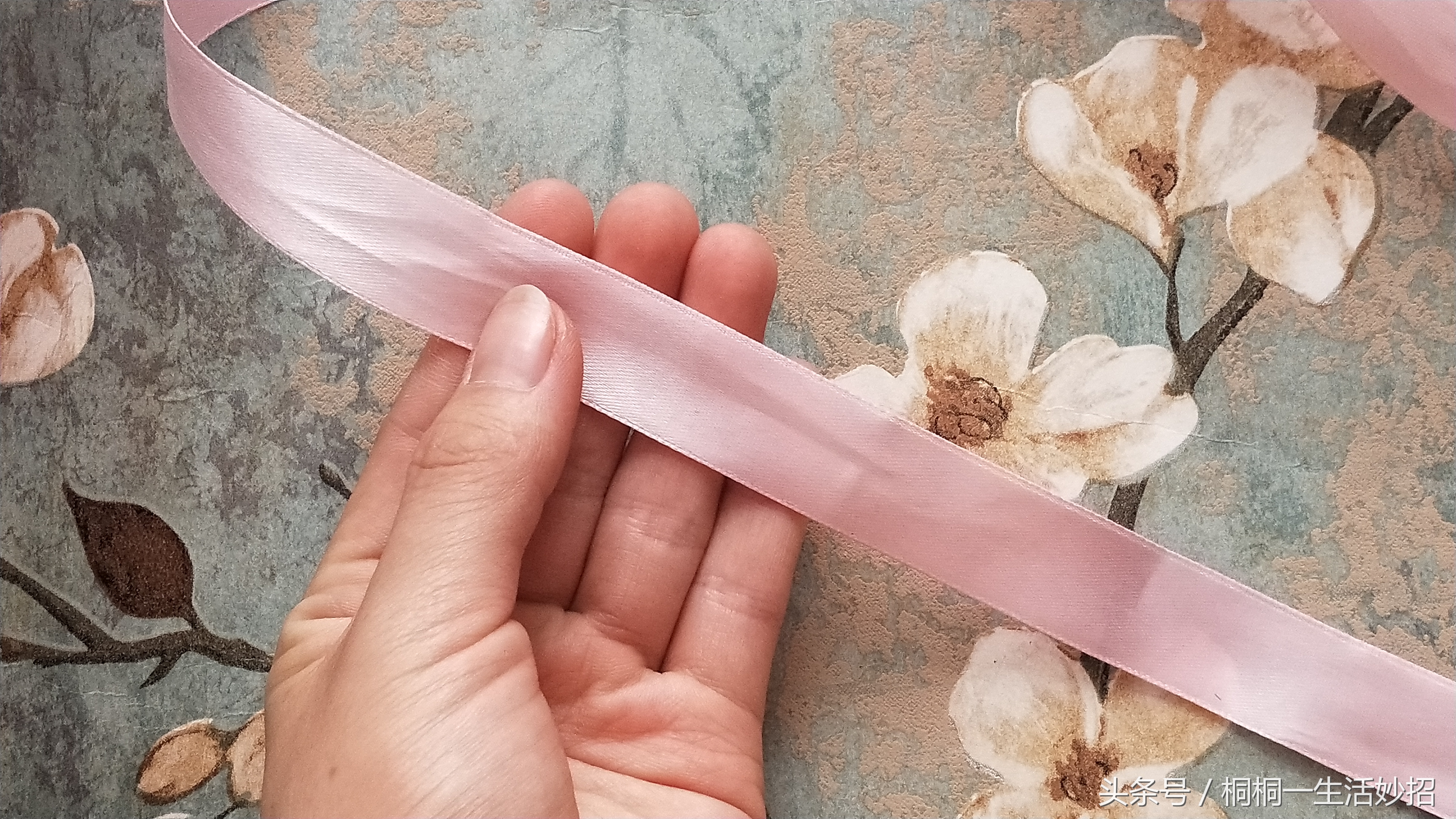 蝴蝶结造型教学简易画法,丝带裙子领口蝴蝶结系法慢动作