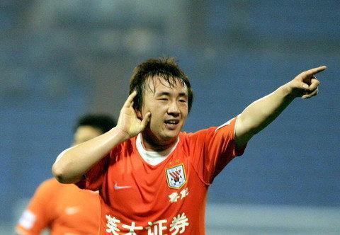 丢人！“白斩鸡”不思悔改，居然铁拳挥向对手，摔跟头自食苦果