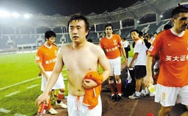 丢人！“白斩鸡”不思悔改，居然铁拳挥向对手，摔跟头自食苦果