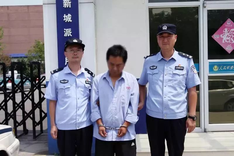 为“角色扮演”副厅长,“的哥”购买“十九大出席证”每天看新闻联播