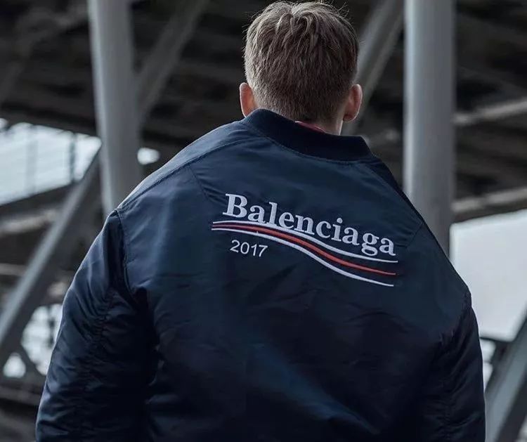 排队买“爆款”的年轻人，和他们的迷茫与不安