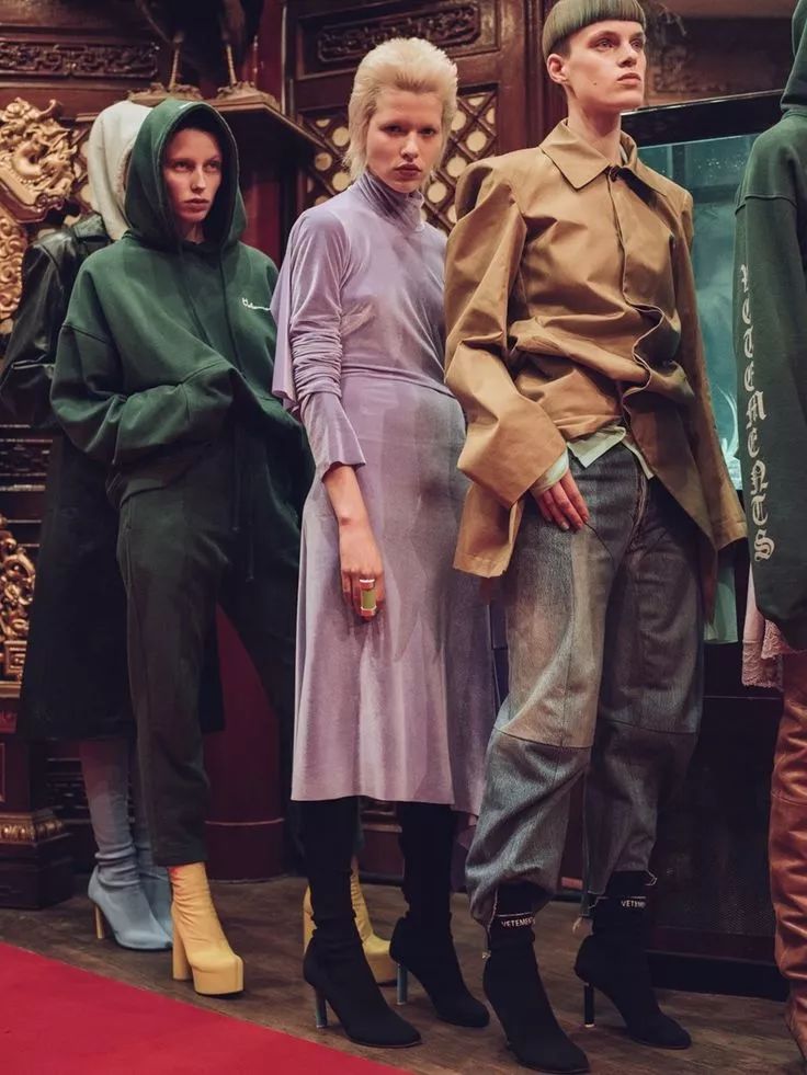 排队买“爆款”的年轻人，和他们的迷茫与不安