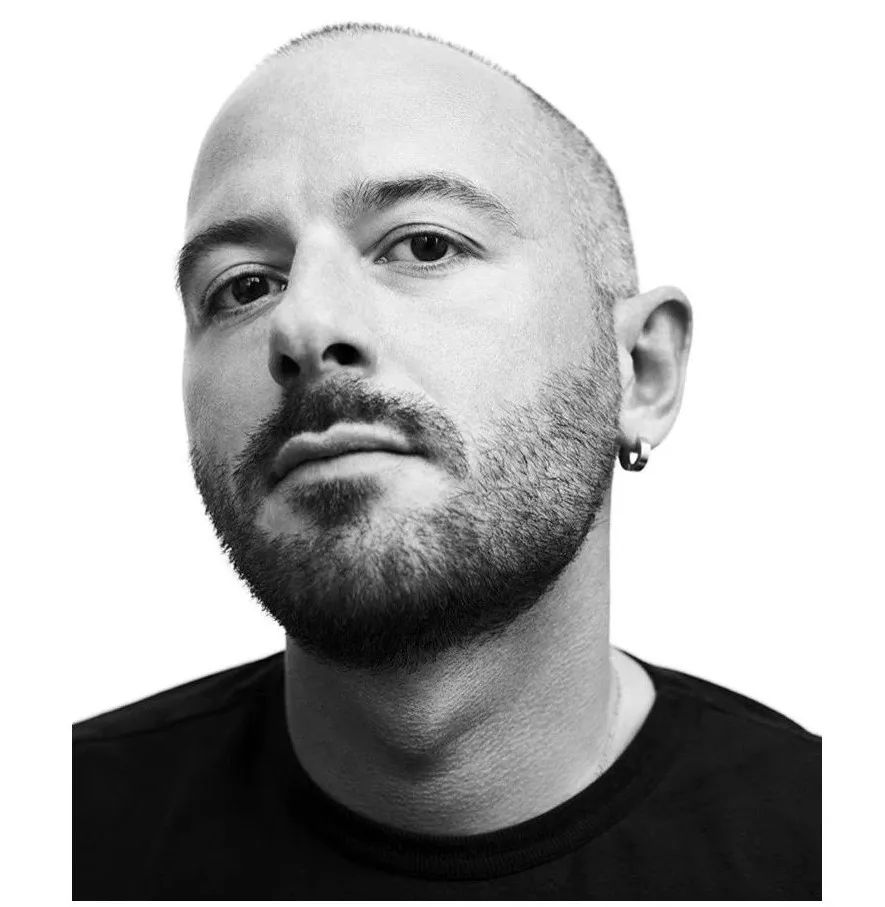 排队买“爆款”的年轻人，和他们的迷茫与不安