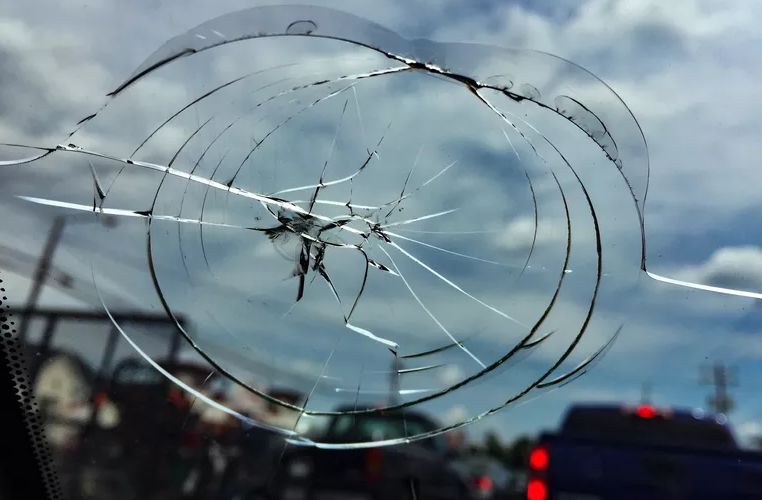 车窗玻璃破损后怎么更换的,车窗玻璃破了怎么修