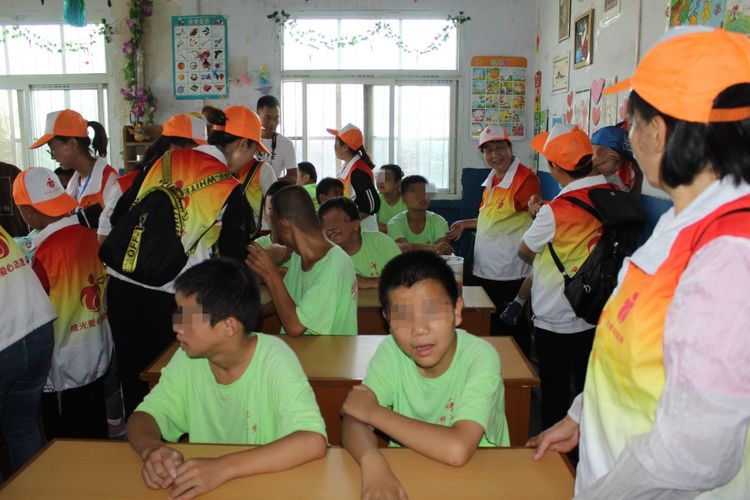 关爱自闭症的孩子视频,关爱智力残疾孩子