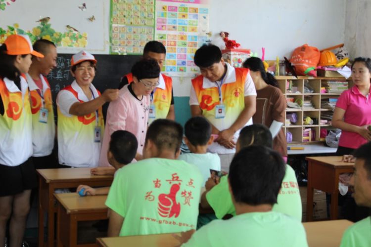 关爱自闭症的孩子视频,关爱智力残疾孩子