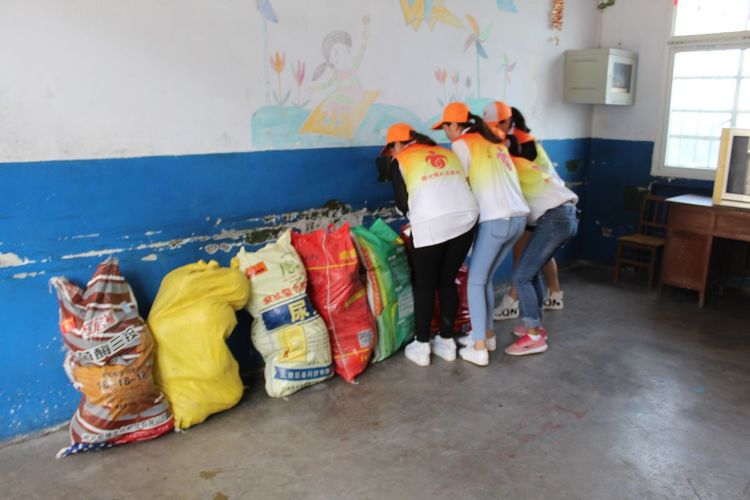 关爱自闭症的孩子视频,关爱智力残疾孩子