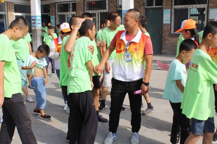 关爱自闭症的孩子视频,关爱智力残疾孩子