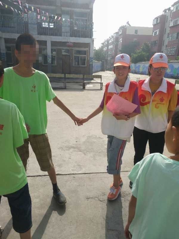 关爱自闭症的孩子视频,关爱智力残疾孩子