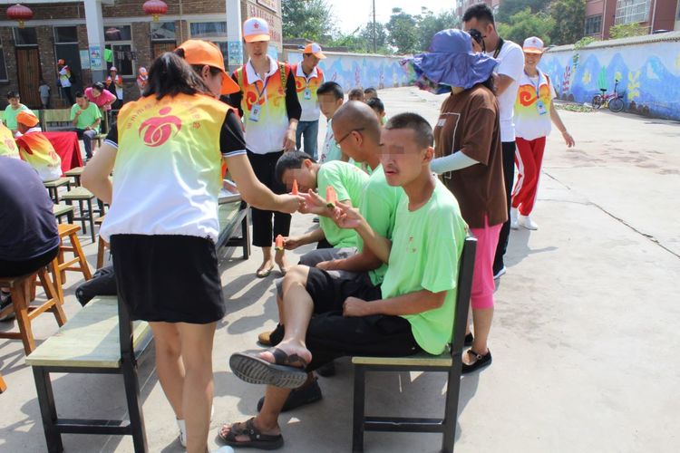 关爱自闭症的孩子视频,关爱智力残疾孩子