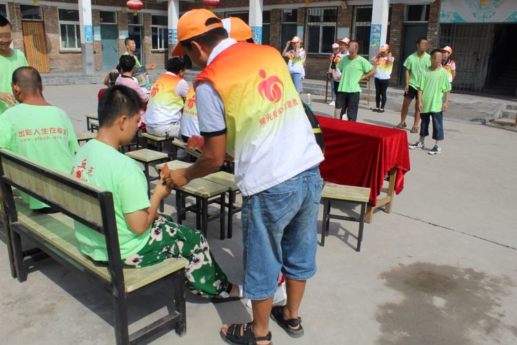 关爱自闭症的孩子视频,关爱智力残疾孩子