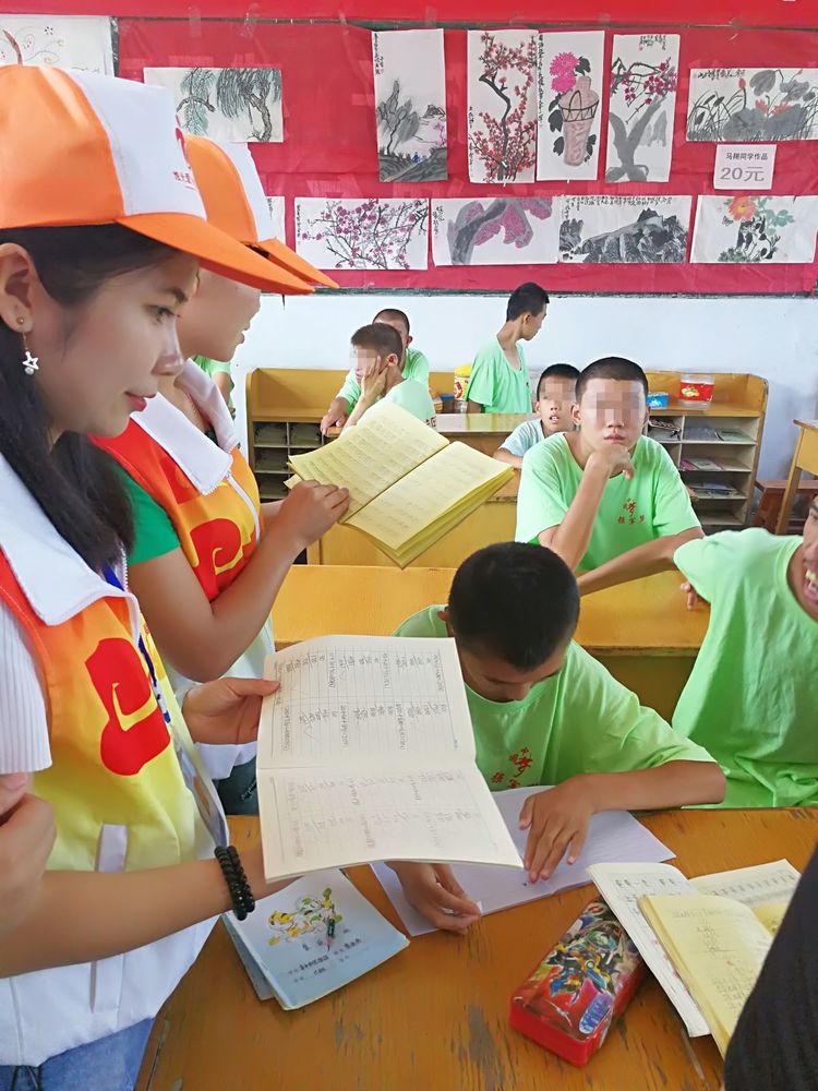 关爱自闭症的孩子视频,关爱智力残疾孩子