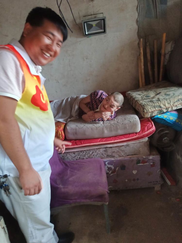 关爱自闭症的孩子视频,关爱智力残疾孩子