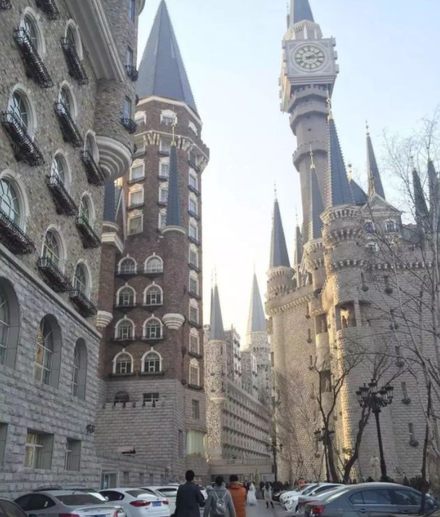 哈利波特要输！河北民间画家花50亿建魔法学校，成奇葩网红