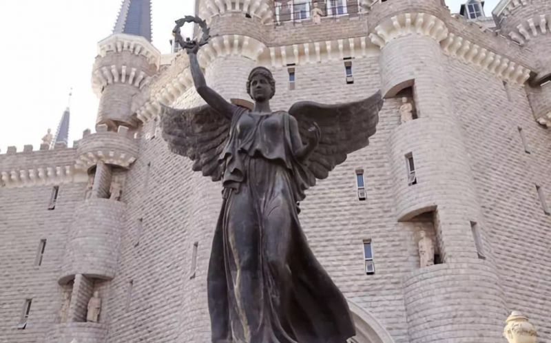 哈利波特要输！河北民间画家花50亿建魔法学校，成奇葩网红