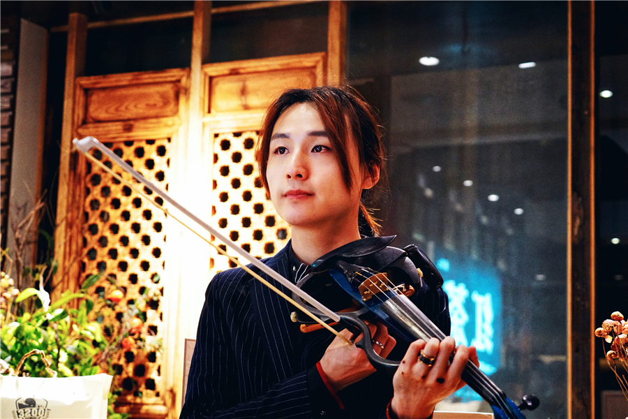 丽江安静的列车上享受着慢生活,丽江慢生活视频