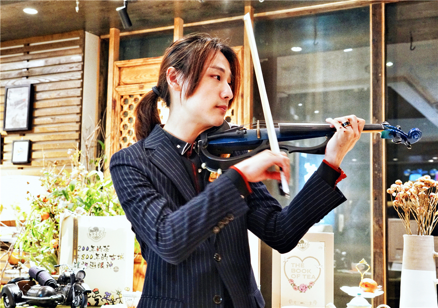 丽江安静的列车上享受着慢生活,丽江慢生活视频