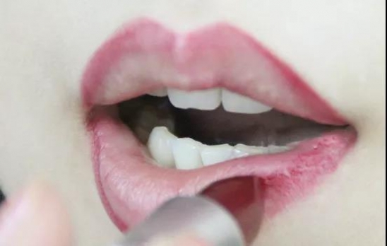 口红怎么涂好看三款超美唇妆画法,半唇妆口红怎么涂