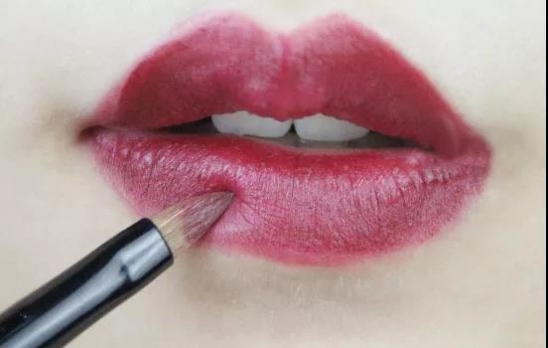 口红怎么涂好看三款超美唇妆画法,半唇妆口红怎么涂