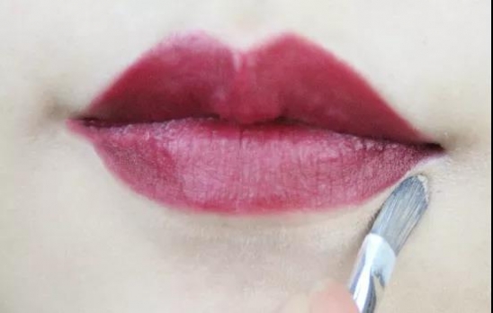 口红怎么涂好看三款超美唇妆画法,半唇妆口红怎么涂
