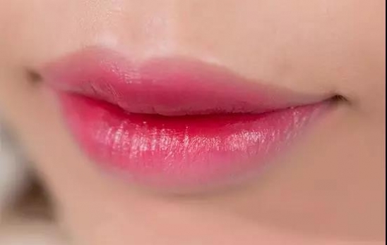 口红怎么涂好看三款超美唇妆画法,半唇妆口红怎么涂