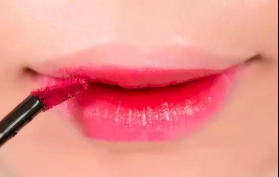 口红怎么涂好看三款超美唇妆画法,半唇妆口红怎么涂
