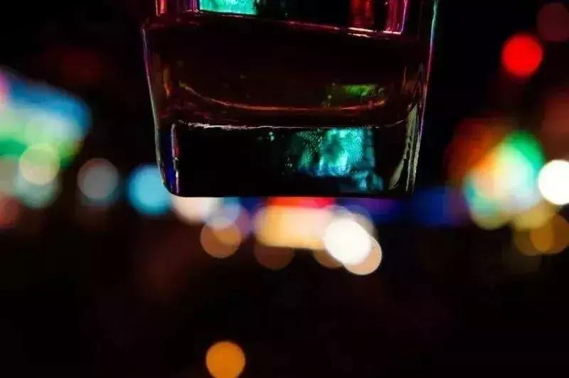 女大学生代理推广京东白条？拿到同学的手持身份证照片后……｜深夜有聊