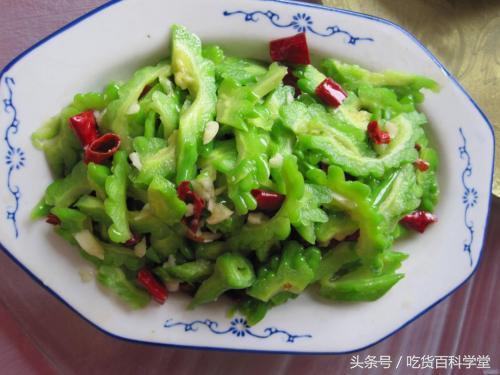 苦瓜是切了后焯水还是整个焯水好,苦瓜焯水会发黄怎么办