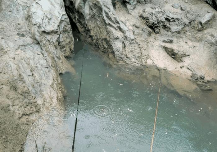 溶洞里流出来的泉水,溶洞溪水流入水中