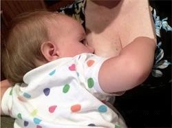 孩子总爱摸妈妈耳朵,孩子总爱摸妈妈的嘴巴