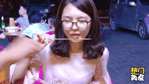 星沙这个老板竟把烧烤店开在远离闹市的偏僻之地，居然还火到不行