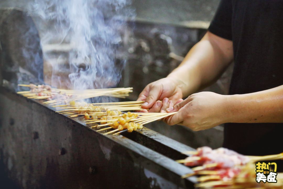 星沙这个老板竟把烧烤店开在远离闹市的偏僻之地，居然还火到不行