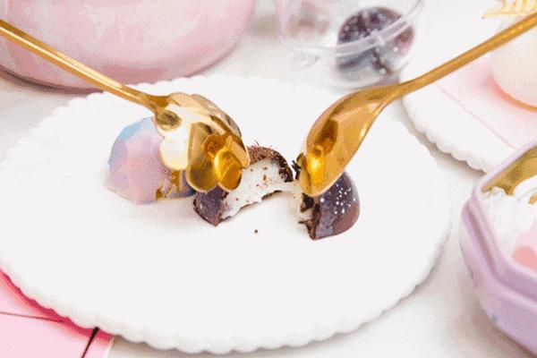 一口吞下宇宙！史上最“*力暴**”星空蛋糕，吃它得用锤子砸！