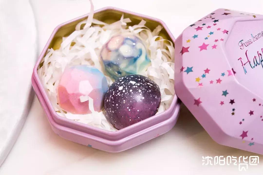 一口吞下宇宙！史上最“*力暴**”星空蛋糕，吃它得用锤子砸！