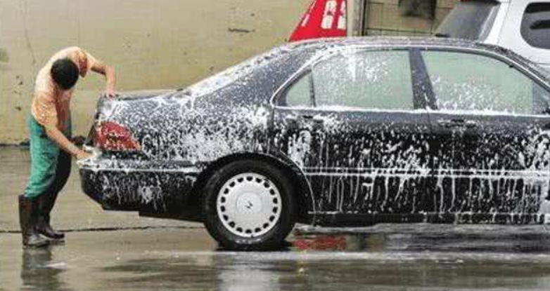 为什么懂车的人都不去洗车店洗车?老司机说出了实情,后悔才知道