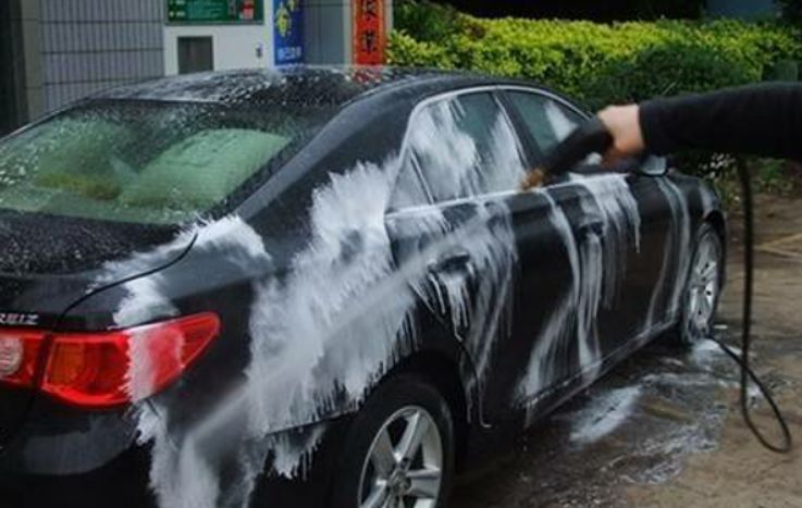 为什么懂车的人都不去洗车店洗车?老司机说出了实情,后悔才知道