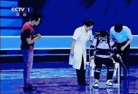 瘫痪12年重新站立行走,瘫痪的人用机械外骨骼