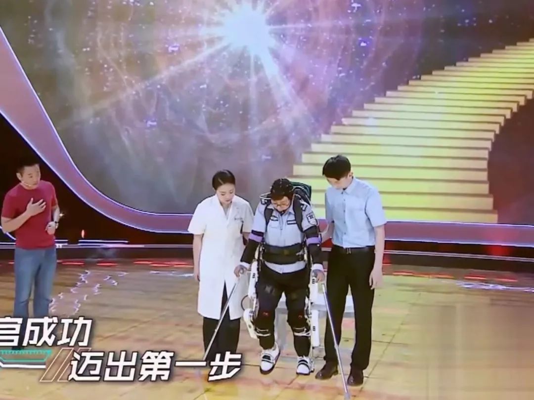 瘫痪12年重新站立行走,瘫痪的人用机械外骨骼