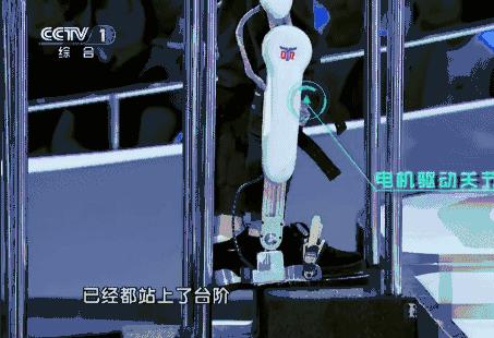 瘫痪12年重新站立行走,瘫痪的人用机械外骨骼