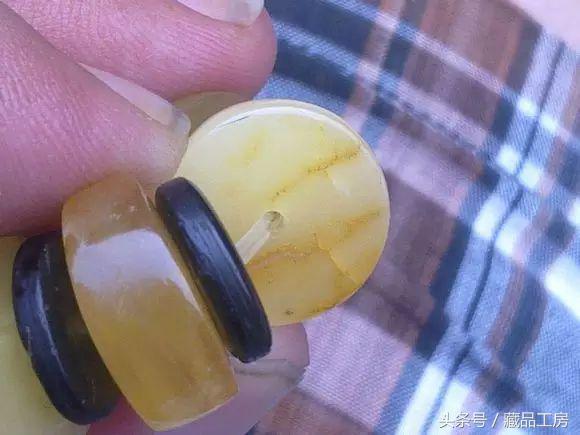 蜜蜡怎么突然裂了,蜜蜡没磕没碰居然裂了为啥呢