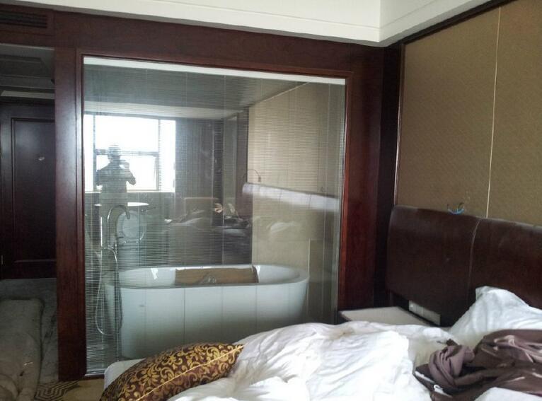 卫生间装磨砂玻璃还是透明玻璃,酒店透明玻璃卫生间