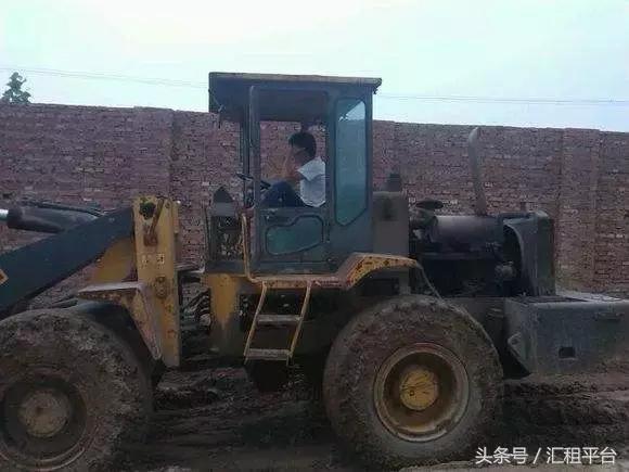 铲车最容易出的事故,泉州晋江小车撞土方车身亡