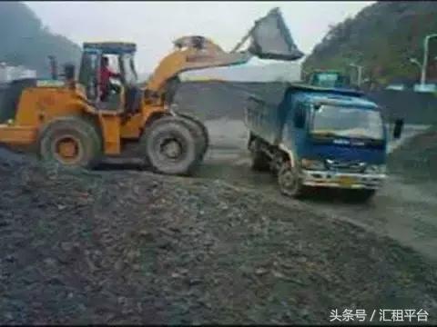 铲车最容易出的事故,泉州晋江小车撞土方车身亡