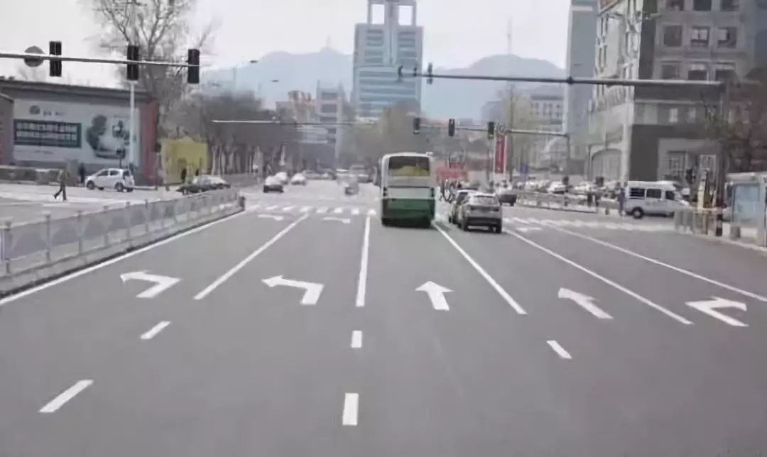 最全的掉头攻略让车主避免被罚,左转掉头需要注意哪些细节