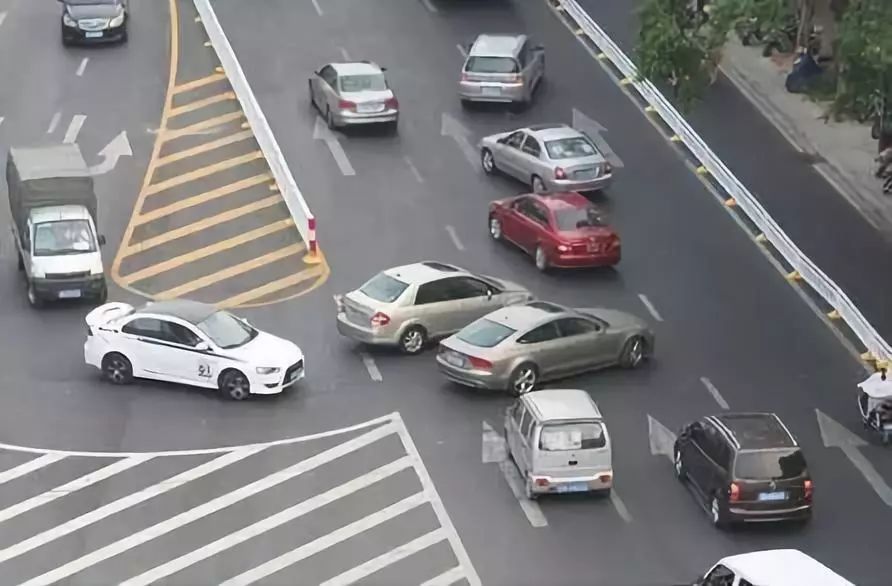 最全的掉头攻略让车主避免被罚,左转掉头需要注意哪些细节