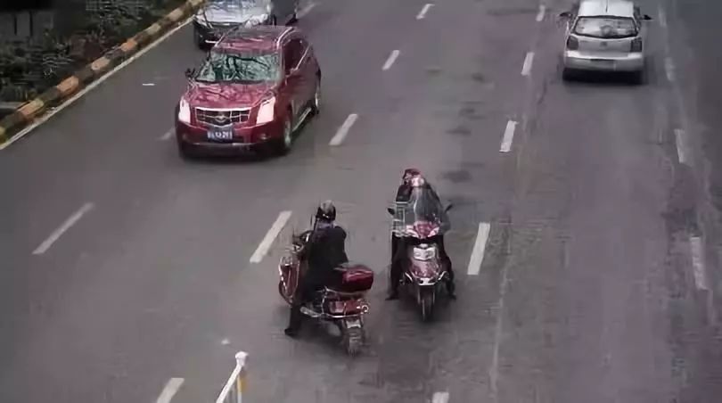 开车撞电动车后正确处理流程,机动车撞电动车责任划分图解