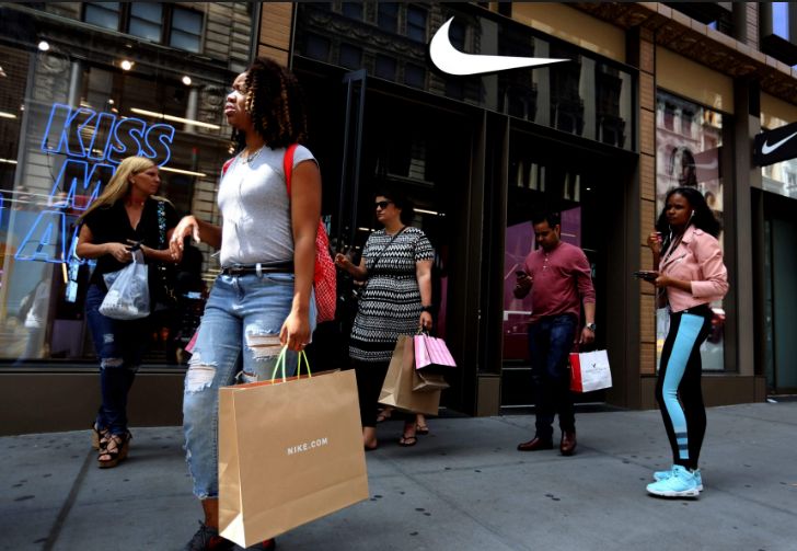 传牛仔品牌Lee将被出售;安踏卷入“抄袭”漩涡;木村拓哉15岁女儿成宝格丽最年轻品牌大使