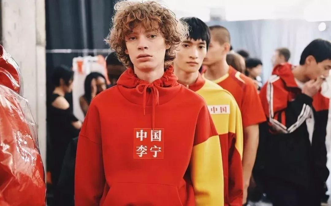 传牛仔品牌Lee将被出售;安踏卷入“抄袭”漩涡;木村拓哉15岁女儿成宝格丽最年轻品牌大使